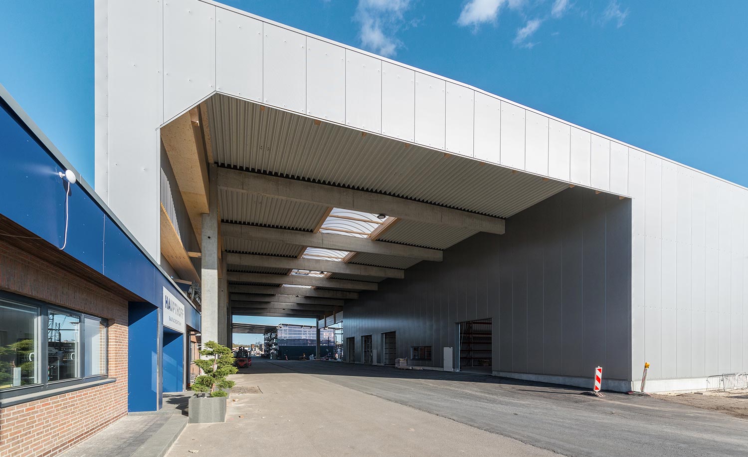 Neubau einer Lagerhalle und Durchfahrtsüberdachung für die Egon Haupthoff GmbH & Co.KG